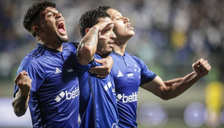William marca gol contra o Náutico