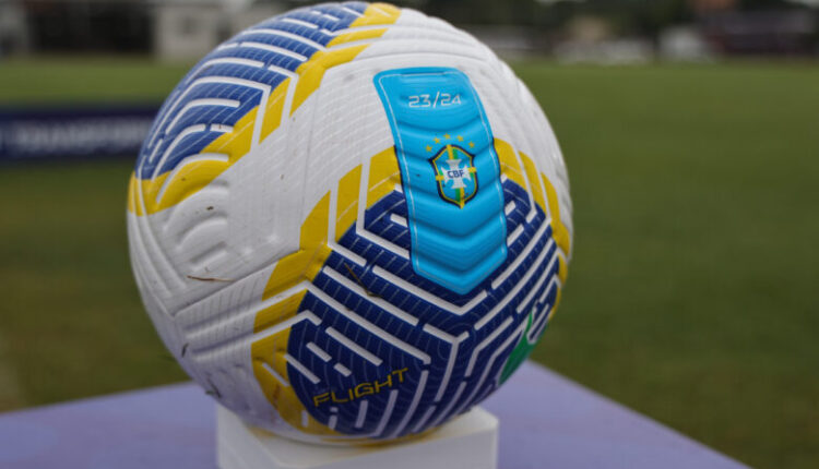Bola de futebol com logo da CBF
