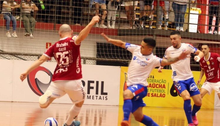 Jogadores de Fortaleza e Atlântico durante confronto
