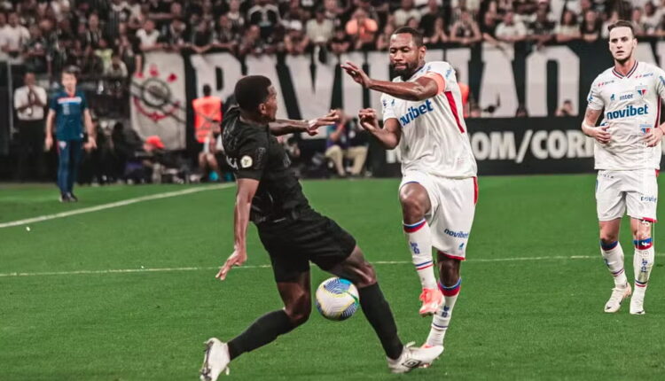 Jogadores em confronto entre Fortaleza e Corinthians