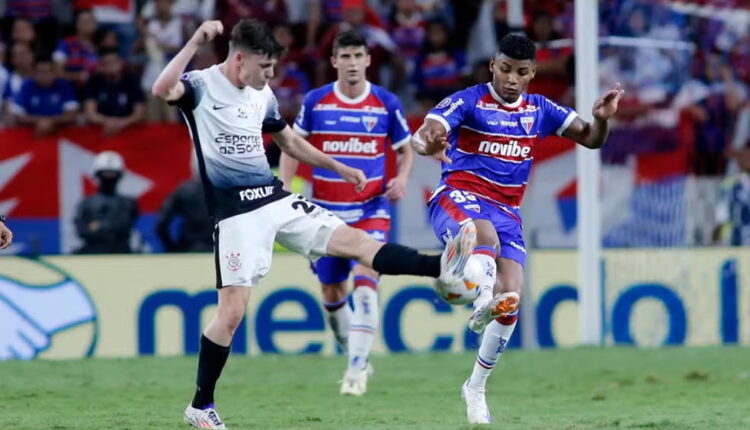 Jogadores em confronto entre Fortaleza e Corinthians