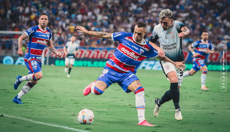 Jogadores em confronto entre Fortaleza e Corinthians