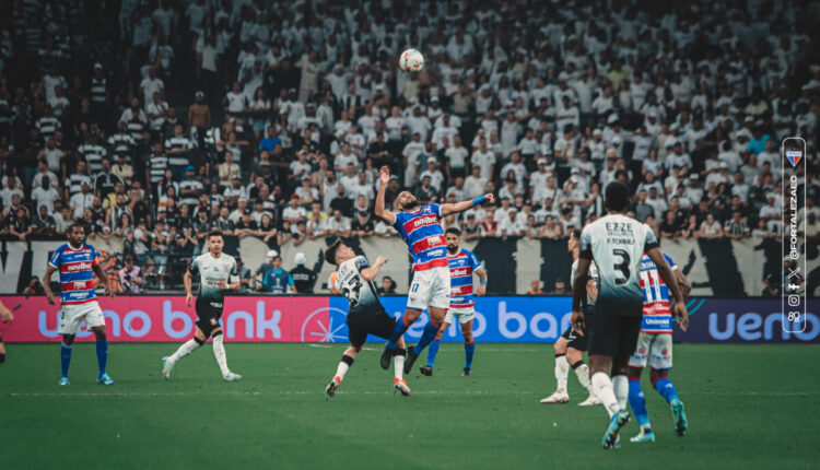 Jogadores de Corinthians e Fortaleza em jogo da Sul-Americana