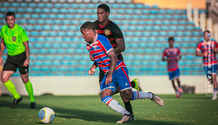 Jogadores de Fortaleza e Sport em confronto válido pelo Brasileirão de Aspirantes