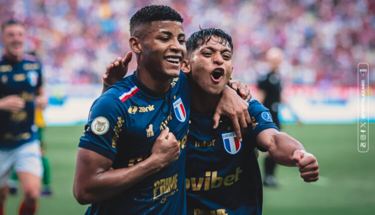 Jogadores do Fortaleza comemorando gol contra o Cuiabá