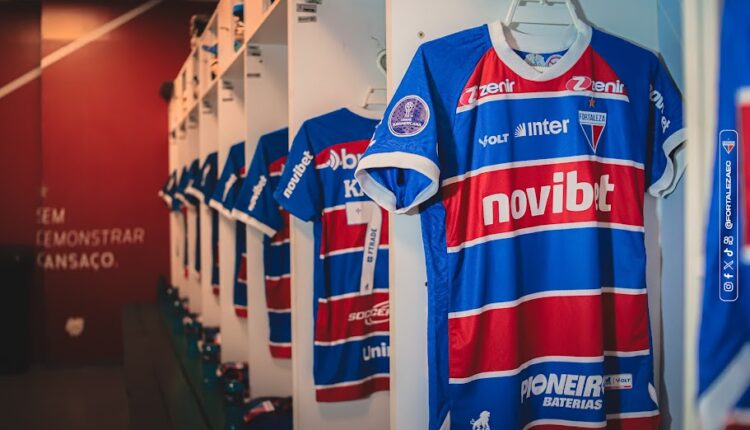 Uniformes do Fortaleza em vestiário