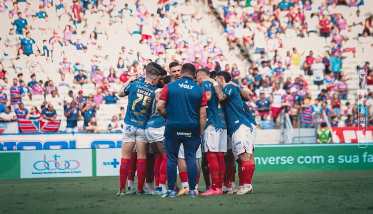 Elenco do Fortaleza reunido em campo