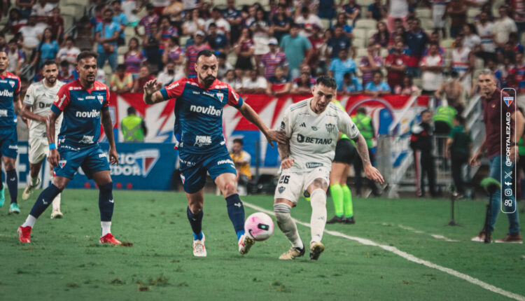 Jogadores de Fortaleza e Atlético-MG durante confronto