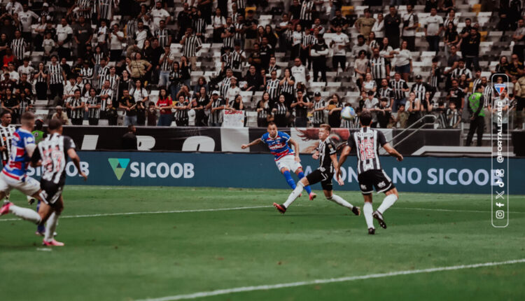 Jogadores em confronto entre Fortaleza e Atlético-MG