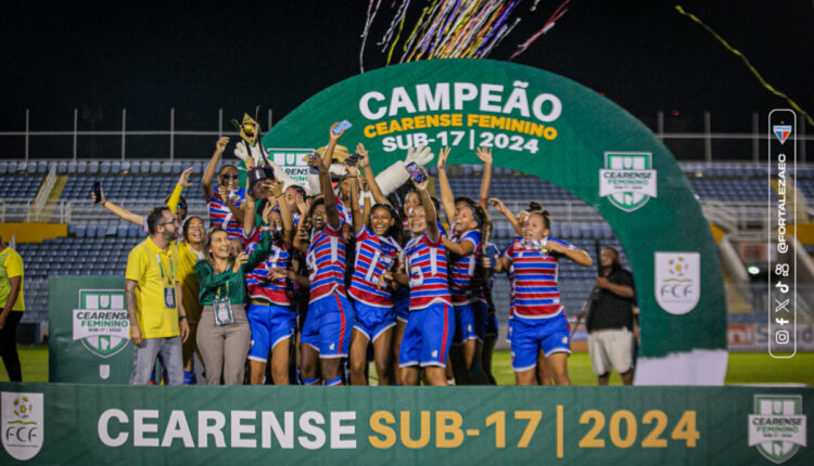 Equipe sub-17 do Fortaleza Feminino comemorando título