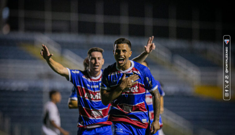 Jogadores do Fortaleza sub-23 comemoram gol contra o Fluminense