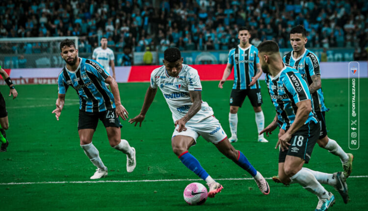 Jogadores de Grêmio e Fortaleza durante confronto