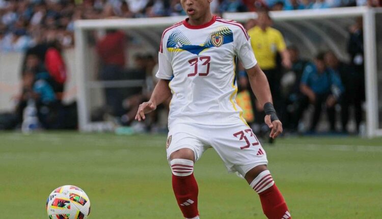 Kervin Andrade em campo pela seleção venezuelana