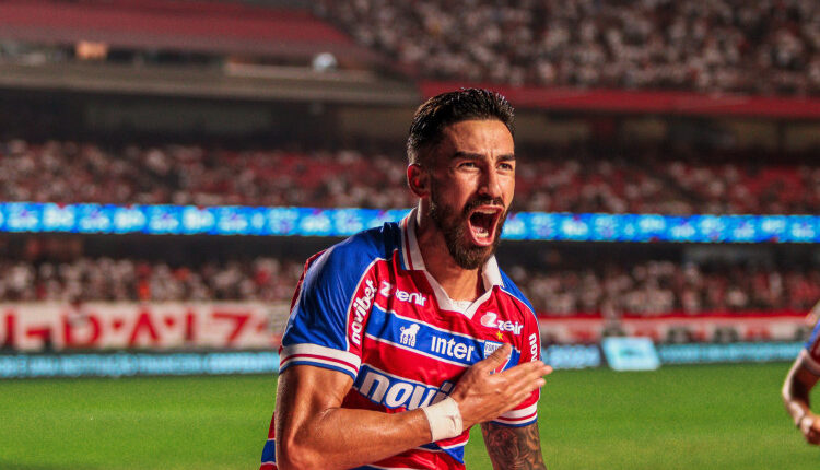 Lucero comemora gol pelo Fortaleza