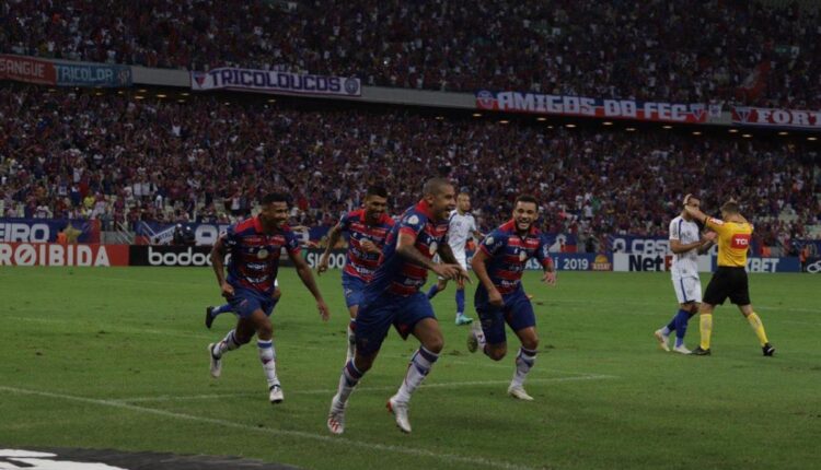 Wellington Paulista comemora gol pelo Fortaleza