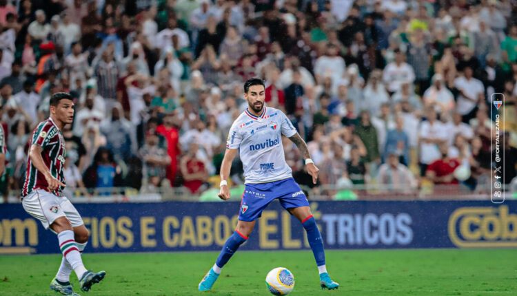 Jogadores do Fluminense e Fortaleza durante jogo no Maracanã