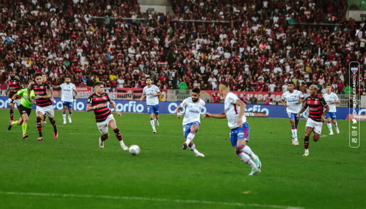 Jogadores de Fortaleza e Flamengo em confronto no Maracanã