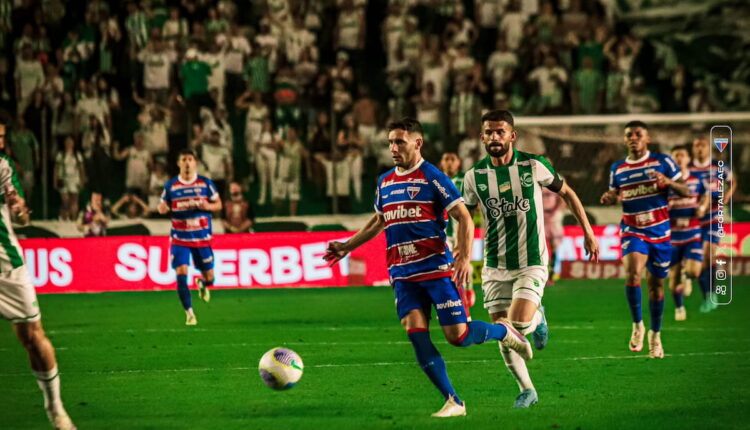 Jogadores de Fortaleza e Juventude durante jogo