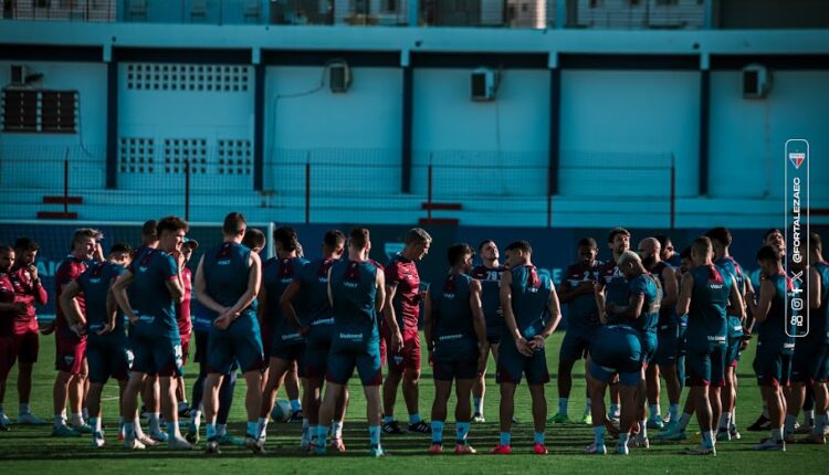 Elenco do Fortaleza durante treinamento