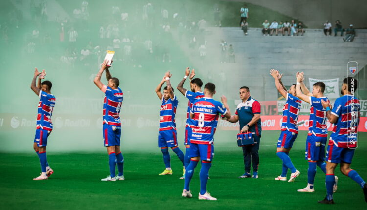 Jogadores do Fortaleza agradecem torcida após vitória sobre o Juventude