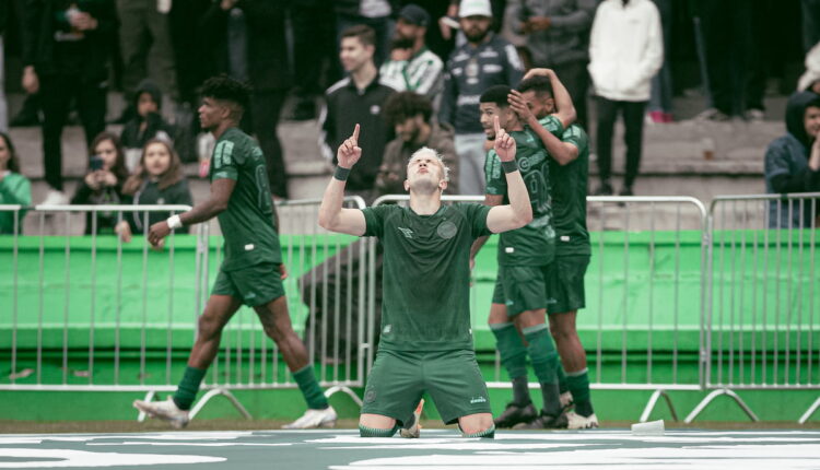 Matheus Frizzo, meia do Coritiba
