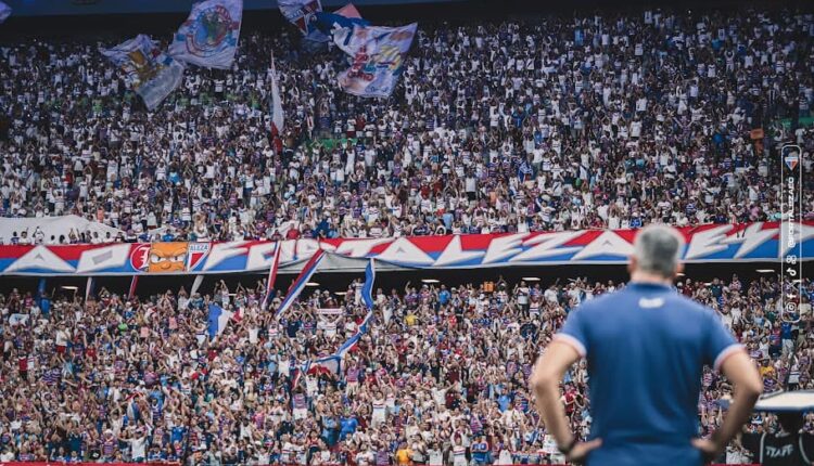 Vojvoda com torcida do Fortaleza ao fundo durante jogo contra o Vasco