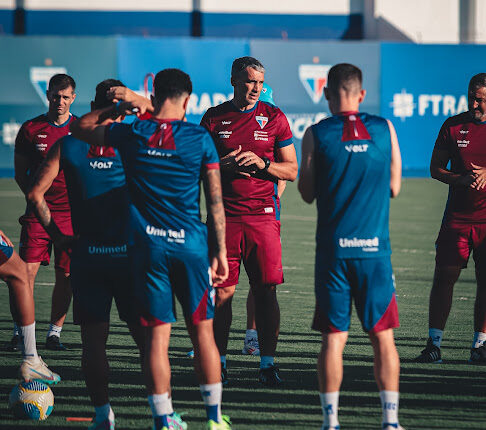 Elenco do Fortaleza durante treinamento